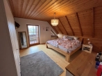 Schlafzimmer - Wohlfühl-Zuhause im Landhausstil – familienfreundliches Traumhaus mit Garten, Sauna & Kamin