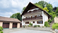 Außenansicht - Wohlfühl-Zuhause im Landhausstil – familienfreundliches Traumhaus mit Garten, Sauna & Kamin