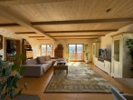 Wohnzimmer - Wohlfühl-Zuhause im Landhausstil – familienfreundliches Traumhaus mit Garten, Sauna & Kamin