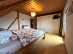 Schlafzimmer - Wohlfühl-Zuhause im Landhausstil – familienfreundliches Traumhaus mit Garten, Sauna & Kamin