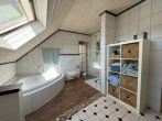 Badezimmer - Wohlfühl-Zuhause im Landhausstil – familienfreundliches Traumhaus mit Garten, Sauna & Kamin
