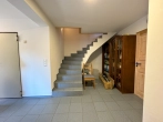 Treppenaufgang - Kellergeschoss - Wohlfühl-Zuhause im Landhausstil – familienfreundliches Traumhaus mit Garten, Sauna & Kamin