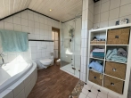 Badezimmer - Wohlfühl-Zuhause im Landhausstil – familienfreundliches Traumhaus mit Garten, Sauna & Kamin