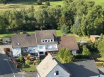 Luftbild - Einfamilienhaus mit Einliegerwohnung / Zweifamilienhaus mit sep. Bauplatz in Ortsrandlage