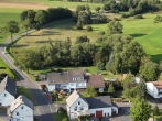 Luftbild - Einfamilienhaus mit Einliegerwohnung / Zweifamilienhaus mit sep. Bauplatz in Ortsrandlage