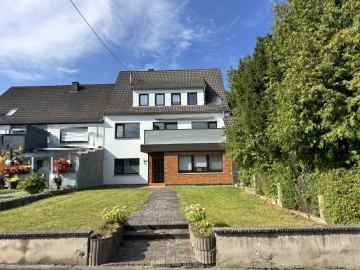 Einfamilienhaus mit Einliegerwohnung / Zweifamilienhaus mit sep. Bauplatz in Ortsrandlage, 56244 Goddert, Reihenhaus