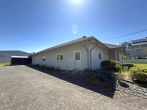 Außenansicht - großzügiger Bungalow mit Doppelgarage in ruhiger Lage