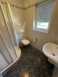 Gästebad mit Dusche und WC - großzügiger Bungalow mit Doppelgarage in ruhiger Lage