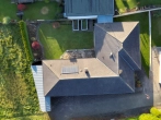 Luftbild - großzügiger Bungalow mit Doppelgarage in ruhiger Lage