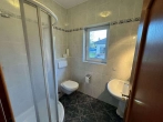 Gäste-WC mit Dusche - großzügiger Bungalow mit Doppelgarage in ruhiger Lage
