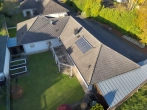 Luftbild - großzügiger Bungalow mit Doppelgarage in ruhiger Lage
