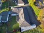 Luftbild - großzügiger Bungalow mit Doppelgarage in ruhiger Lage