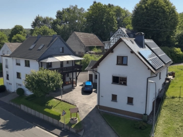 Wohnen und Vermieten clever kombiniert – vielseitiges Ensemble im Westerwald, 57614 Woldert, Zweifamilienhaus