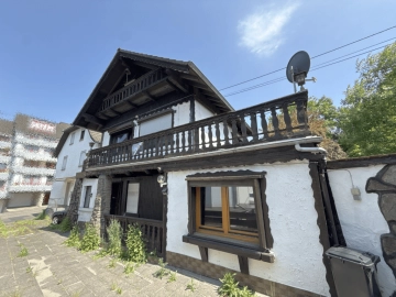 renovierungsbedürftiges Einfamilienhaus mit Garage in zentraler Ortslage, 56588 Waldbreitbach, Einfamilienhaus