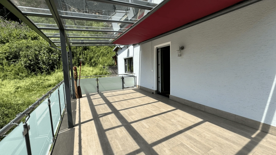überdachter Balkon