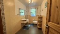 Badezimmer mit Dusche und WC