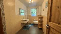 Badezimmer mit Dusche und WC