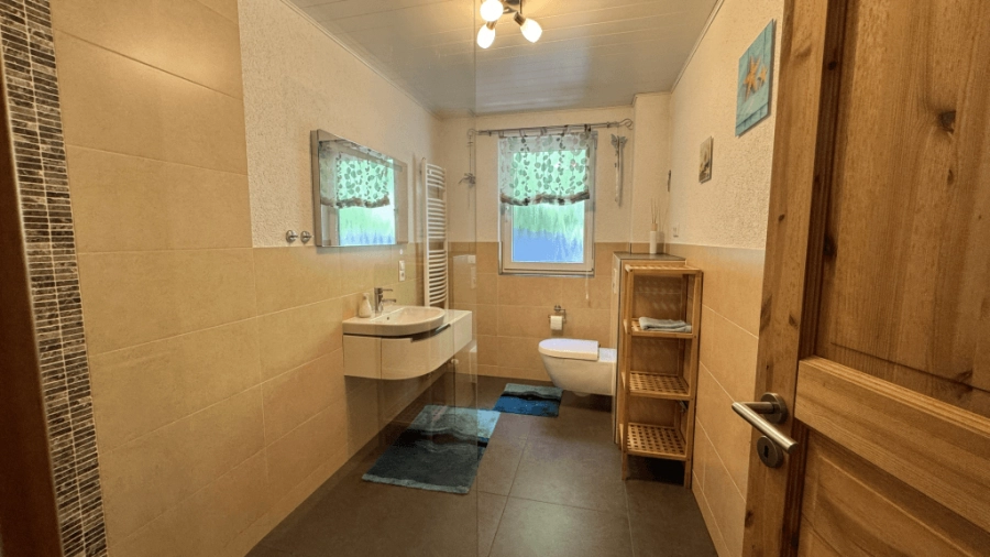 Badezimmer mit Dusche und WC