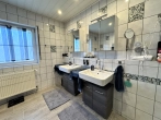 Badezimmer mit Dusche / Doppelwaschbecken und WC - Einziehen & wohlfühlen: Gepflegte Doppelhaushälfte mit Garage und Gartenhaus