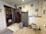Badezimmer mit Dusche / Doppelwaschbecken und WC - Einziehen & wohlfühlen: Gepflegte Doppelhaushälfte mit Garage und Gartenhaus