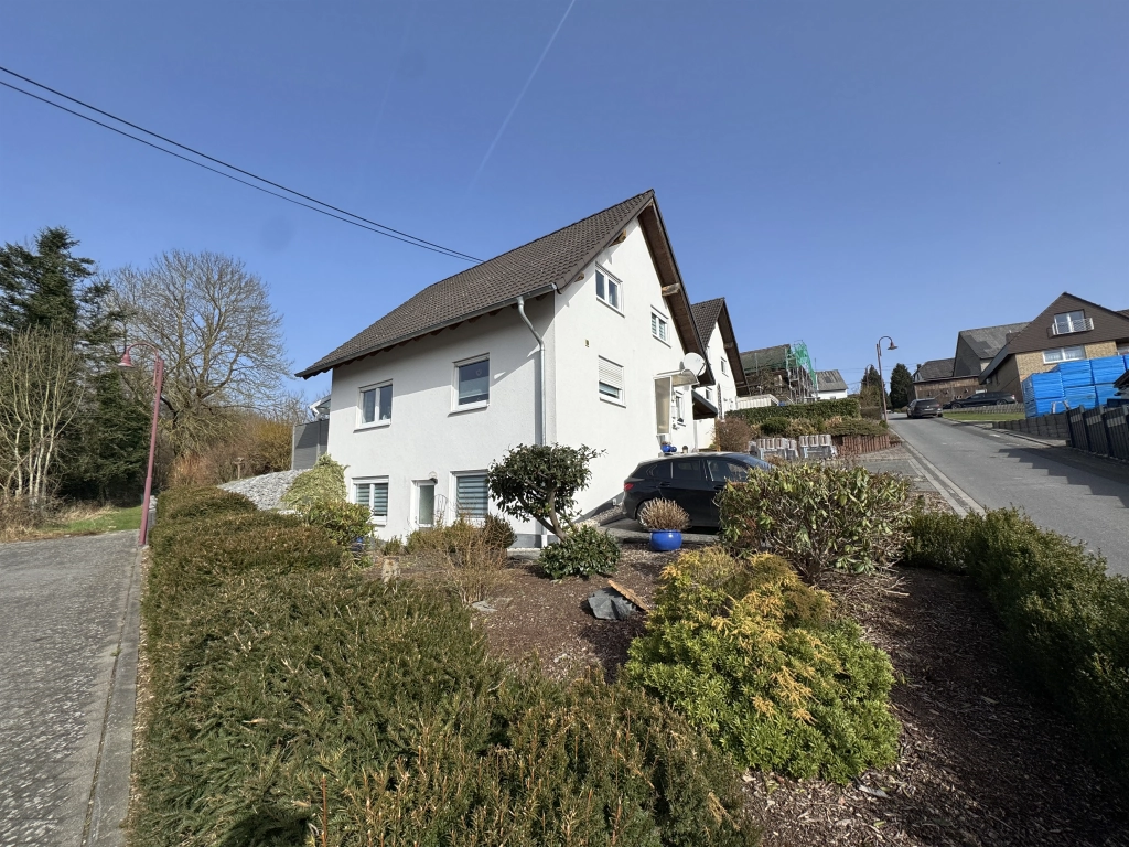 Gepflegtes Einfamilienhaus mit hoher Wohnqualität in Randlage