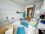 OG: Bad mit Wanne und WC - Gepflegtes Einfamilienhaus mit hoher Wohnqualität in Randlage