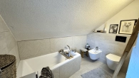 Badezimmer mit Dusche/Wanne/WC/Urinal