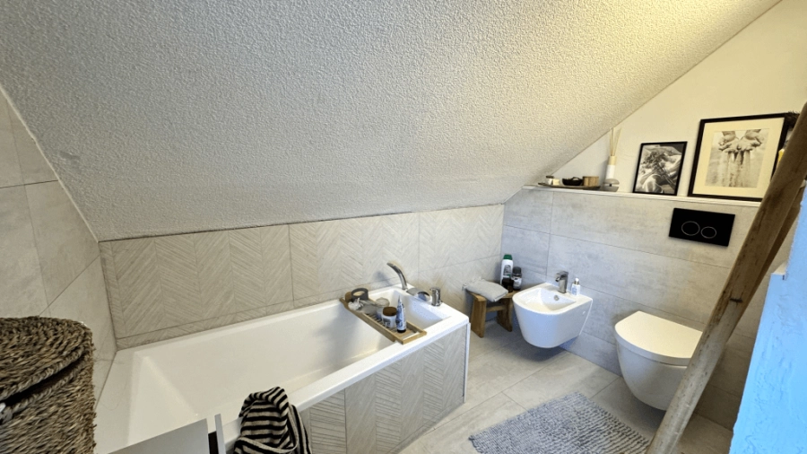 Badezimmer mit Dusche/Wanne/WC/Urinal