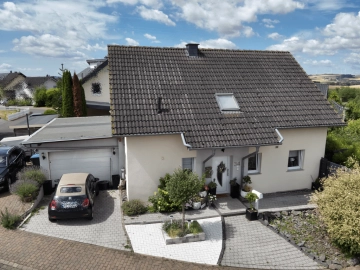 Klassisches Einfamilienhaus mit Charme, Kamin und Sonnenterrasse, 56294 Münstermaifeld, Einfamilienhaus