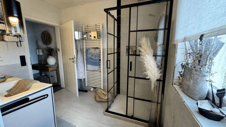 Badezimmer mit Dusche/Wanne/WC/Urinal