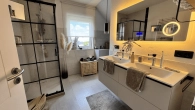 Badezimmer mit Dusche/Wanne/WC/Urinal