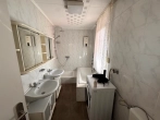 Badezimmer mit Wanne, Dusche und WC EG - Großzügiges, renovierungsbedürftiges Einfamilienhaus mit Garage in Ortslage
