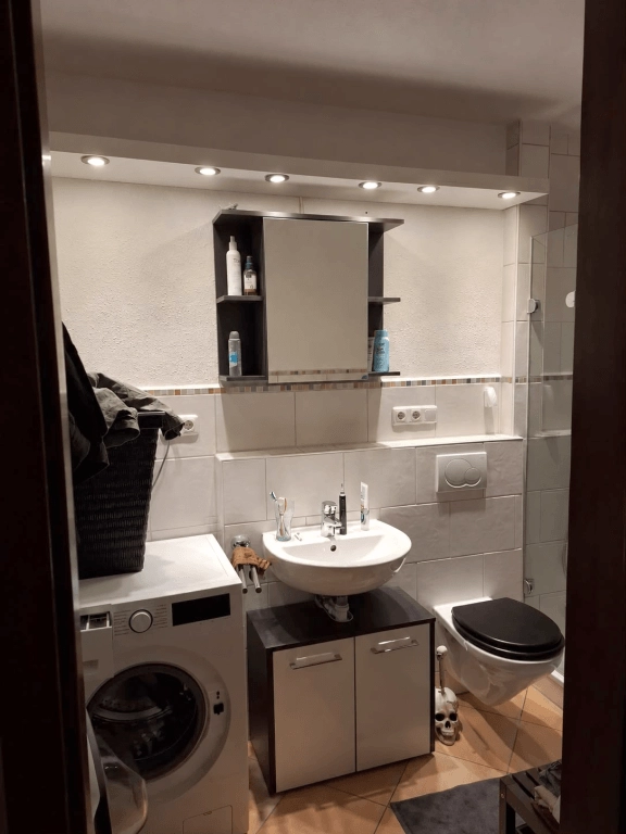 Badezimmer mit Dusche und WC