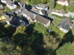 Luftbild - Einfamilienhaus mit landwirtschaftlichen Nebengebäuden und zusätzlichem Apartement