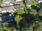 Luftbild - Einfamilienhaus mit landwirtschaftlichen Nebengebäuden und zusätzlichem Apartement