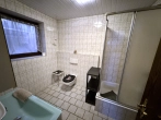 Badezimmer mit Dusche und WC - Wohnen im Grünen – 2-Zimmerwohnung mit Stellplatz