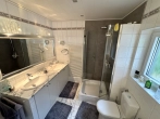 Masterbad mit Dusche / WC und Doppelwaschbecken EG - großzügiges Zweifamilienhaus mit möglicher Einliegerwohnung in bevorzugter Wohnlage