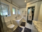 Masterbad mit Dusche / WC und Doppelwaschbecken EG - großzügiges Zweifamilienhaus mit möglicher Einliegerwohnung in bevorzugter Wohnlage