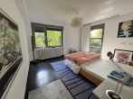 Schlafzimmer mit Ausgang UG - großzügiges Zweifamilienhaus mit möglicher Einliegerwohnung in bevorzugter Wohnlage