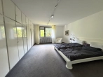 Schlafzimmer EG - großzügiges Zweifamilienhaus mit möglicher Einliegerwohnung in bevorzugter Wohnlage