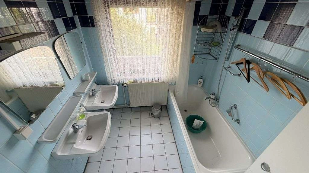 Bad mit Wanne und WC