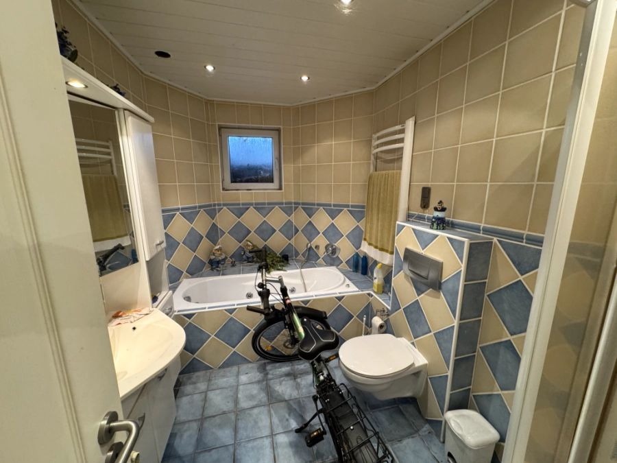 Badezimmer mit Wanne und WC