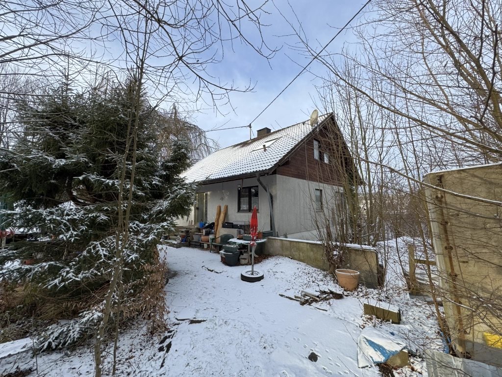 Einfamilienhaus mit Einliegerwohnung auf großem Grundstück