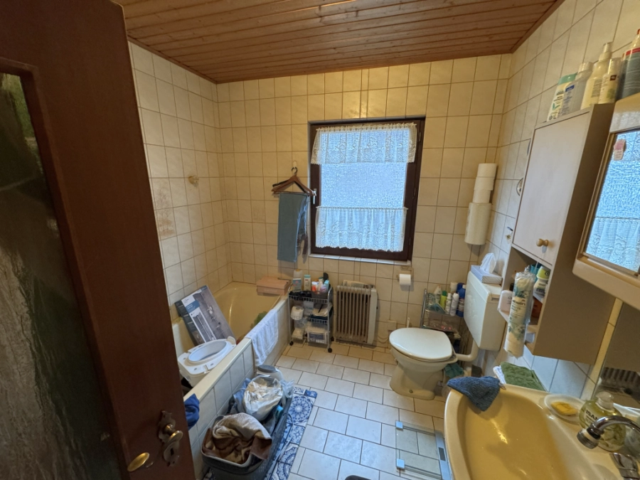 Badezimmer mit Wanne, Dusche und WC