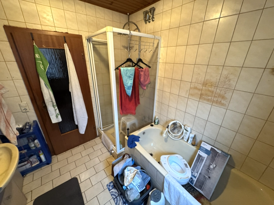 Badezimmer mit Wanne, Dusche und WC