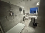 Badezimmer mit Wanne/Dusche und WC - Reihenendhaus im Vierer-Ensemble – Wohnen auf zwei Ebenen mit Garage und Stellplatz