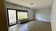 Schlafzimmer mit Balkon OG links - Kapitalanleger aufgepasst! Mehrfamilienhaus mit 6 Wohneinheiten und guter Verkehrsanbindung