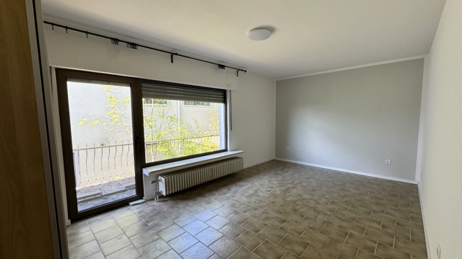 Schlafzimmer mit Balkon OG links