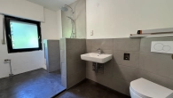 Badezimmer mit Dusche und WC OG links - Kapitalanleger aufgepasst! Mehrfamilienhaus mit 6 Wohneinheiten und guter Verkehrsanbindung
