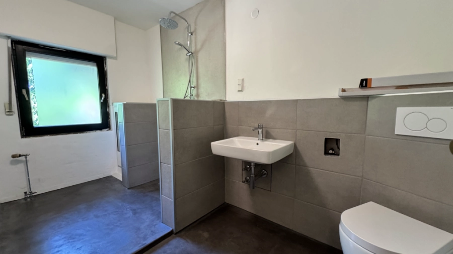Badezimmer mit Dusche und WC OG links